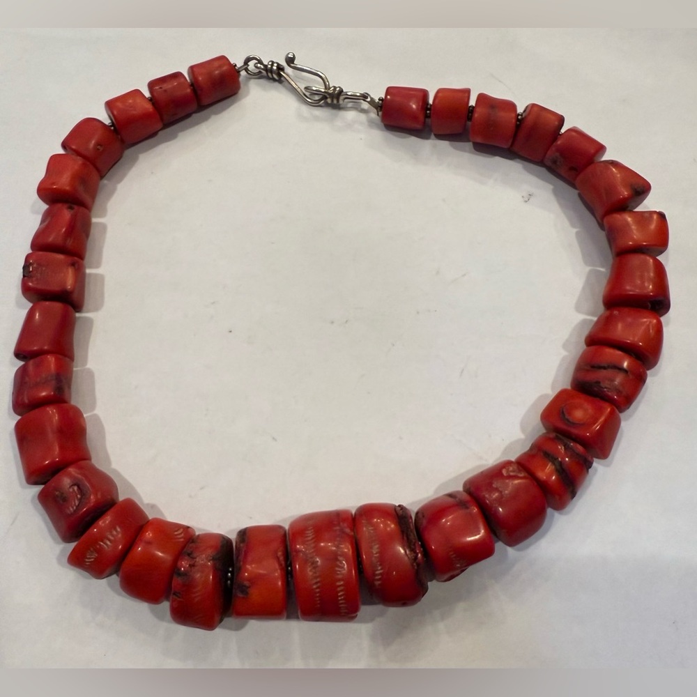 Stunning Vintage Natural RED CORAL Graduated Barrel Bead Chunky Necklace